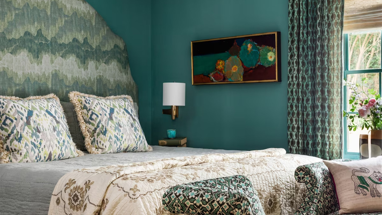 Cách bố trí giường to cho phòng ngủ nhỏ